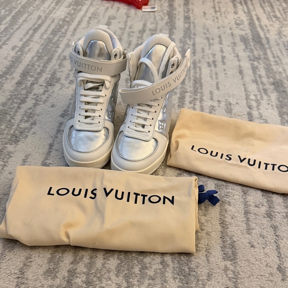 NEVER WORN NEW Louis Vuitton Womens Silver and White Sneakers